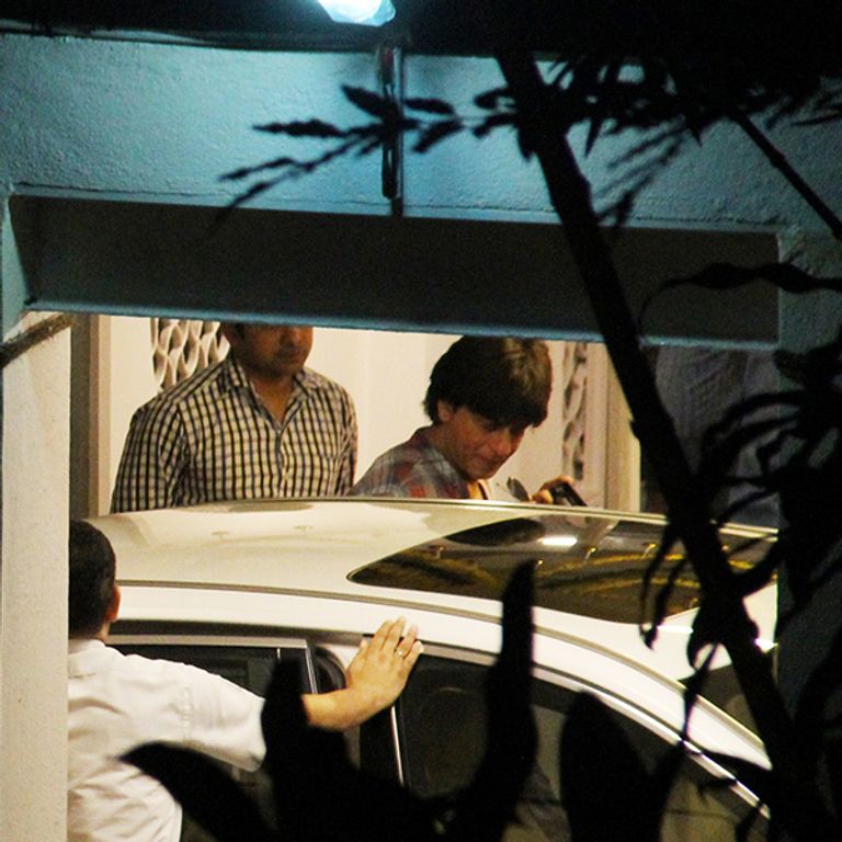 شاروخان يزور الفنان ديليب كومار بعد عودته من المستشفى