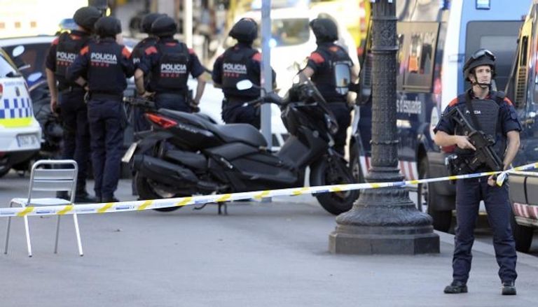 قوات من الشرطة الإسبانية في موقع الهجوم