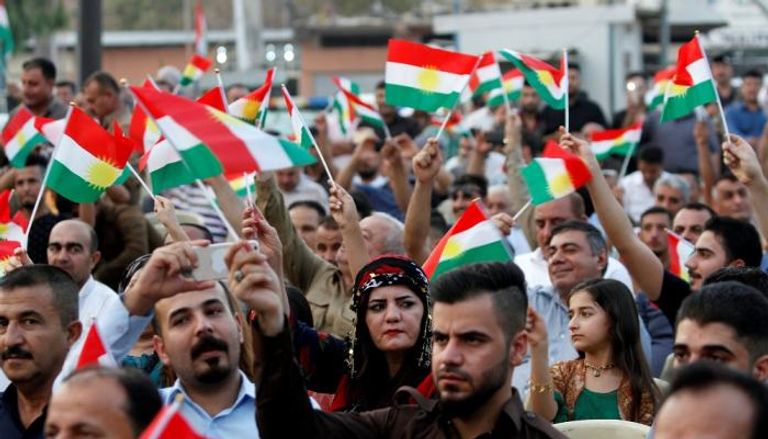 أكراد بكركوك يرفعون علم كردستان تأييدا للانفصال عن العراق (رويترز)