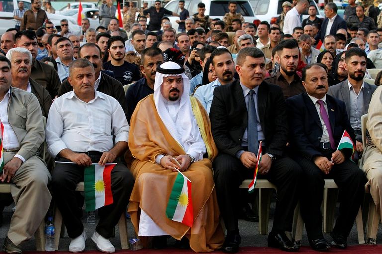 مسؤولين وأكراد بكركوك يتجمعون لإعلان تأييدهم لاستفتاء كردستان أكراد بكركوك يرفعون علم كردستان تأييدا للانفصال عن العراق (رويترز)