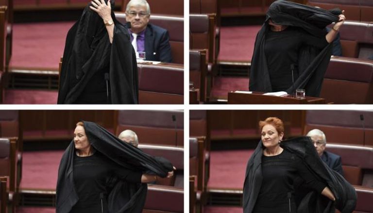 زعيمة حزب متطرف ترتدي نقاب خلال جلسة لمجلس الشيوخ في أستراليا