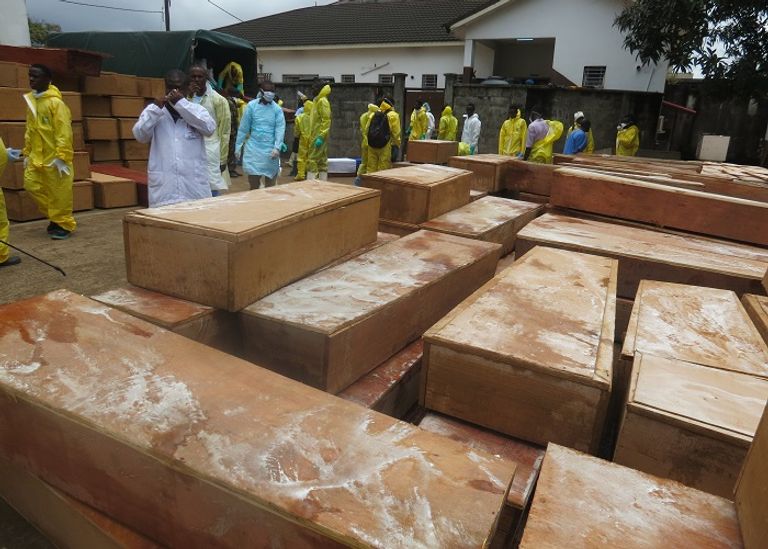 حفر مئات القبور لدفن ضحايا الفيضانات في سيراليون - الفرنسية