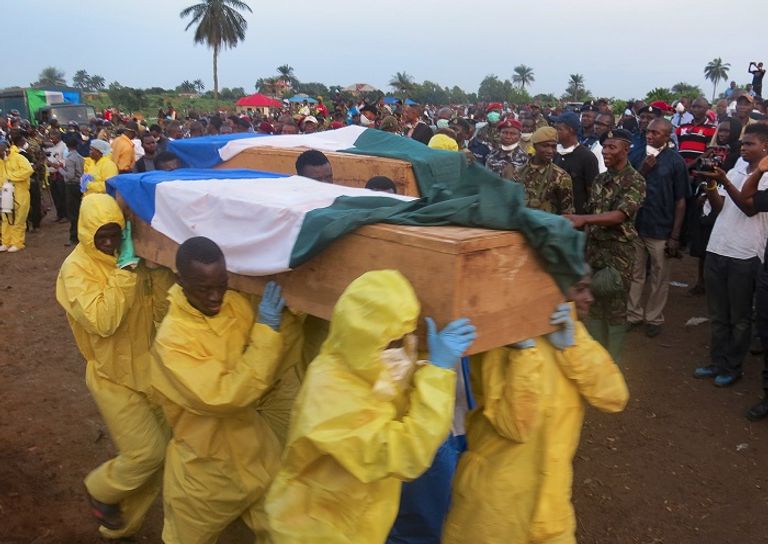 حفر مئات القبور لدفن ضحايا الفيضانات في سيراليون - الفرنسية