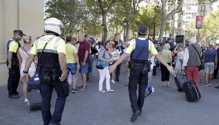 قوات الشرطة الإسبانية في موقع الهجوم