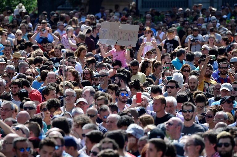 الإسبان بموقع الهجوم الإرهابي