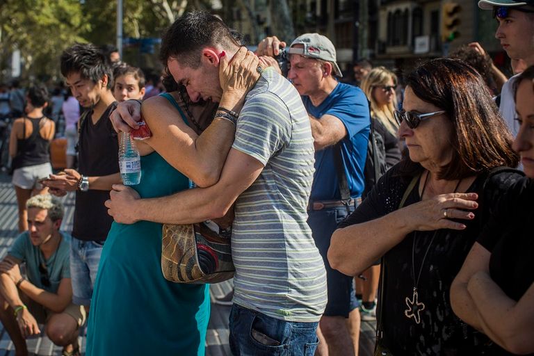 الإسبان بموقع الهجوم الإرهابي