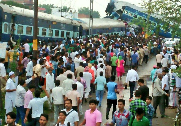 مقتل 10 وإصابة 150 في حادث قطار شمال الهند