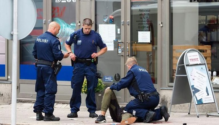 الشرطة الفنلندية في موقع حادث الطعن - الفرنسية