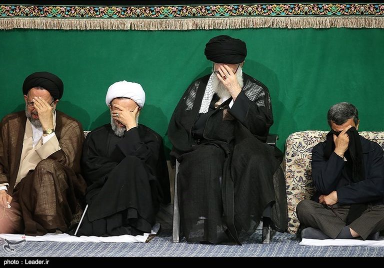 صورة من موقع خامنئي له مع قادة إيران ينتحبون على شخص متوفي رئيس إيران روحاني وبقية القادة تحت قدمي خامنئي