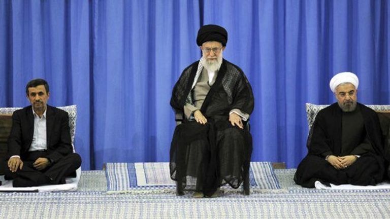 مرشد إيران يجلس على كرسي فيما رئيسا إيران السابق والحالي تحت قدميه رئيس إيران روحاني وبقية القادة تحت قدمي خامنئي