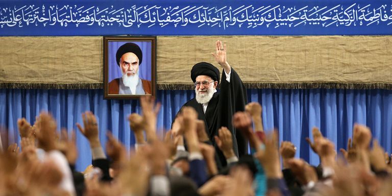 رئيس إيران روحاني وبقية القادة تحت قدمي خامنئي