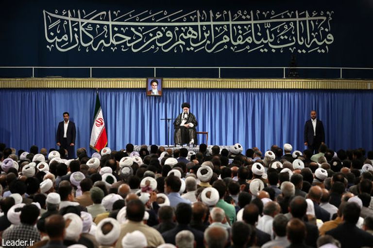 رئيس إيران روحاني وبقية القادة تحت قدمي خامنئي