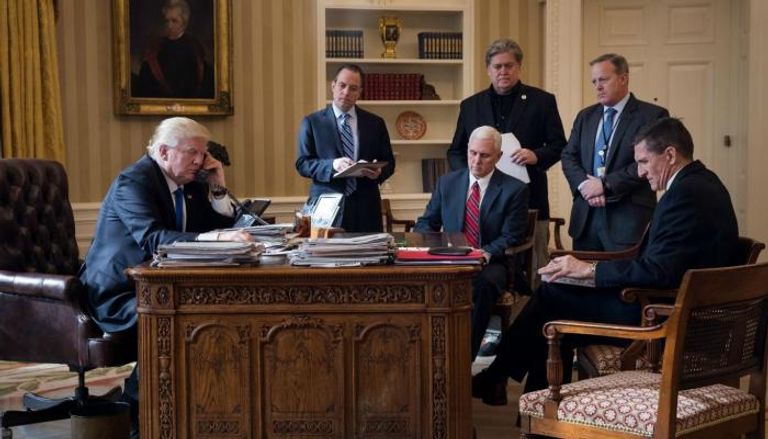 ترامب مع نائبه والمستشارين الذين أقالهم