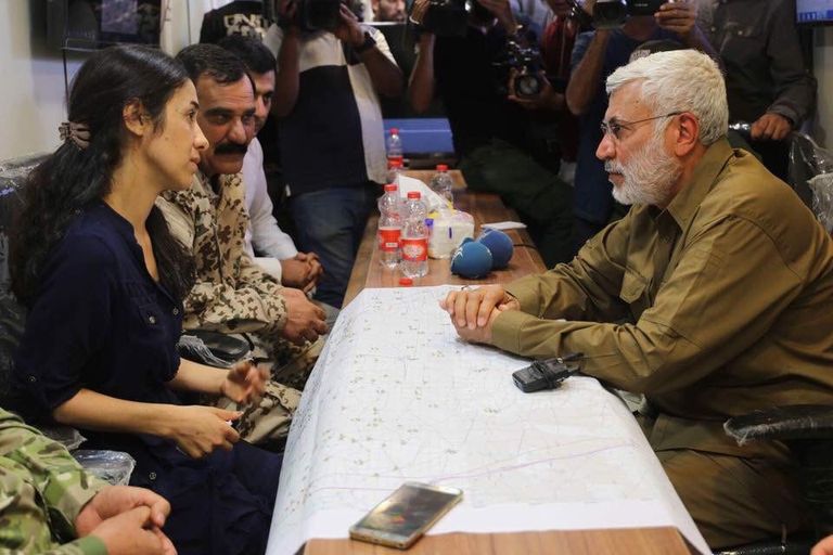 أبو مهدي المهندس خلال لقائه الأيزيدية نادية مراد