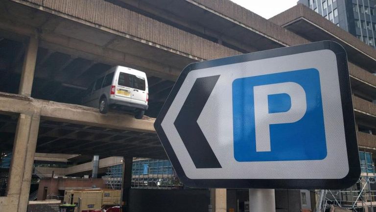 سيارات معلقة في موقف سيارات