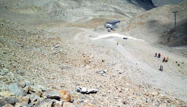 صورة لتحطم طائرة سياحية سويسرية في منطقة جبلية