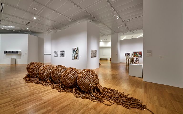 يضمّ المعرض بين أركانه أعمالاً فنية يعود تاريخها إلى فترة 1988-2008