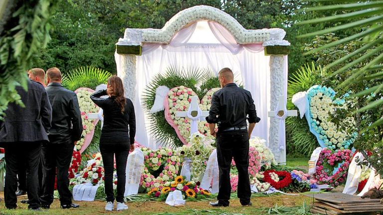 جانب من مراسم الدفن