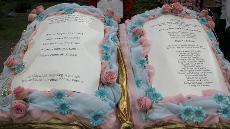 جانب من مراسم الدفن