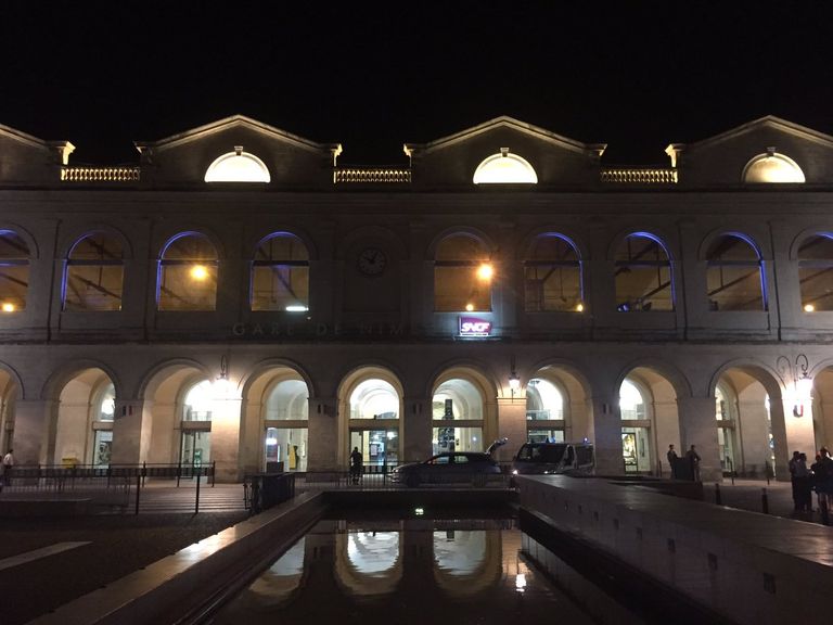 سيارة للشرطة أمام المحطة