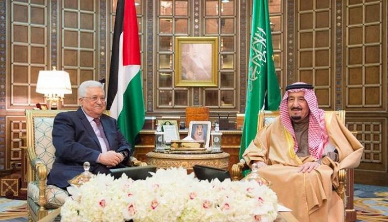 الملك سلمان بن عبد العزيز آل سعود برفقة الرئيس الفلسطيني  