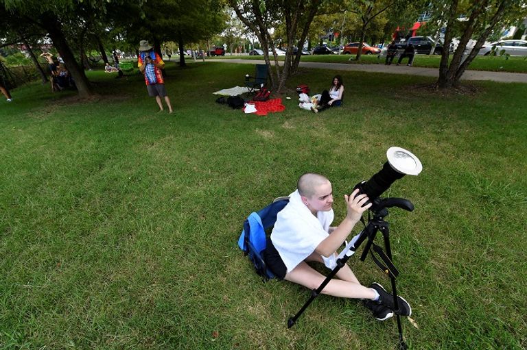 لحظة الكسوف الكلي للشمس بأمريكا - رويترز