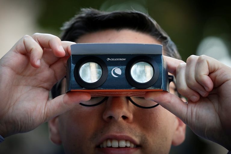 لحظة الكسوف الكلي للشمس بأمريكا - رويترز