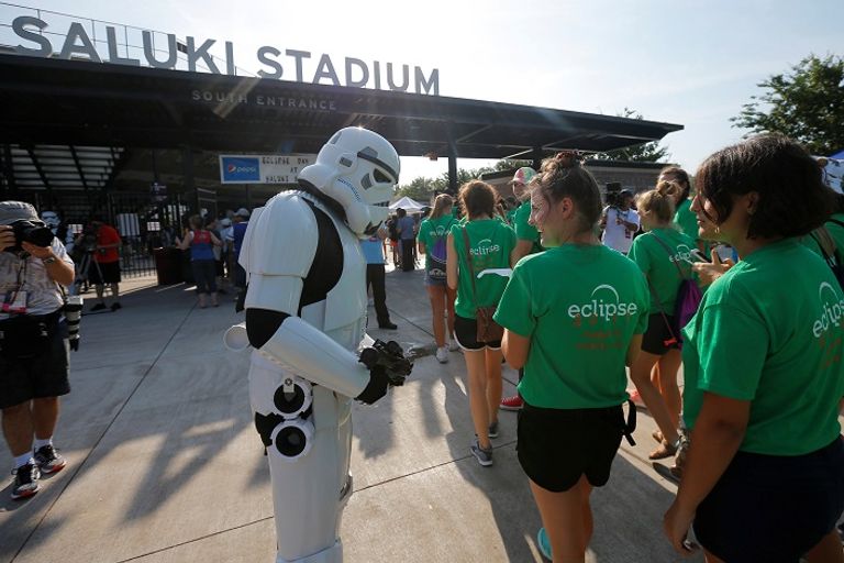 لحظة الكسوف الكلي للشمس بأمريكا - رويترز