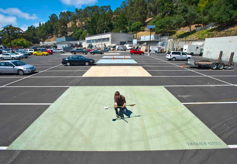 عملية طلاء الشوارع