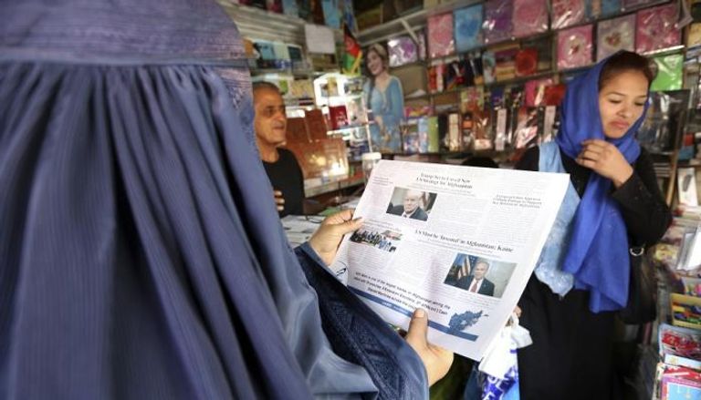 الأفغان يتابعون خطاب ترامب بالصحف 