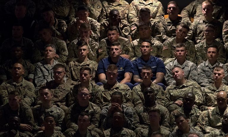 الأفغان يتابعون خطاب ترامب بالصحف 