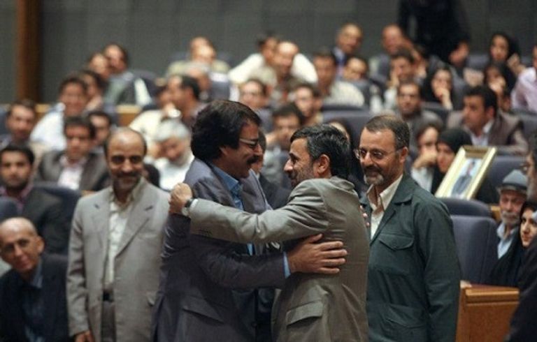 أحمدي نجاد ومغني البوب عليرضا افتخاري