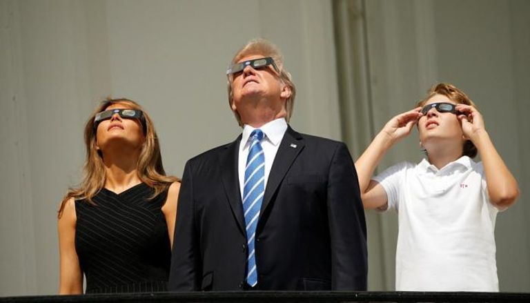 ترامب وزوجته يشاهدان الكسوف