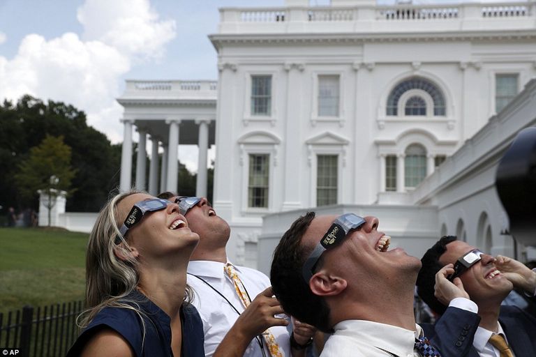 ترامب وزوجته يشاهدان الكسوف