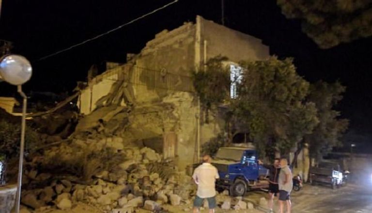 جانب من الدمار الذي لحق بالمباني في جزيرة إيشيا الإيطالية
