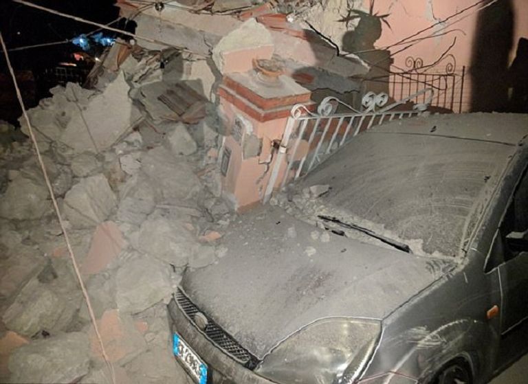 جانب من الدمار الذي لحق بالمباني في جزيرة إيشيا الإيطالية