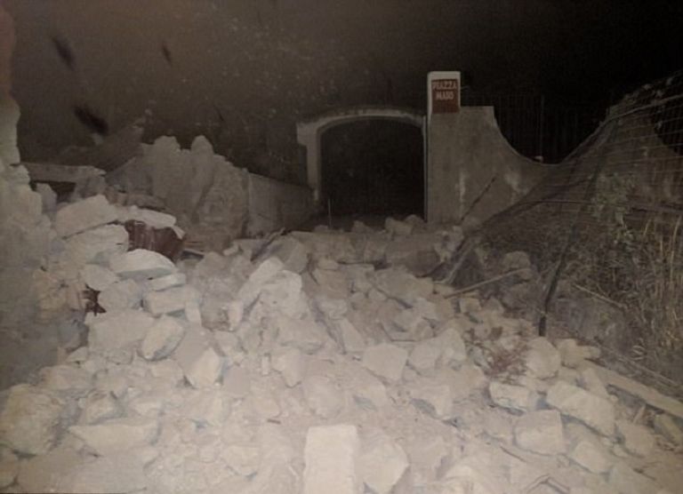 جانب من الدمار الذي لحق بالمباني في جزيرة إيشيا الإيطالية