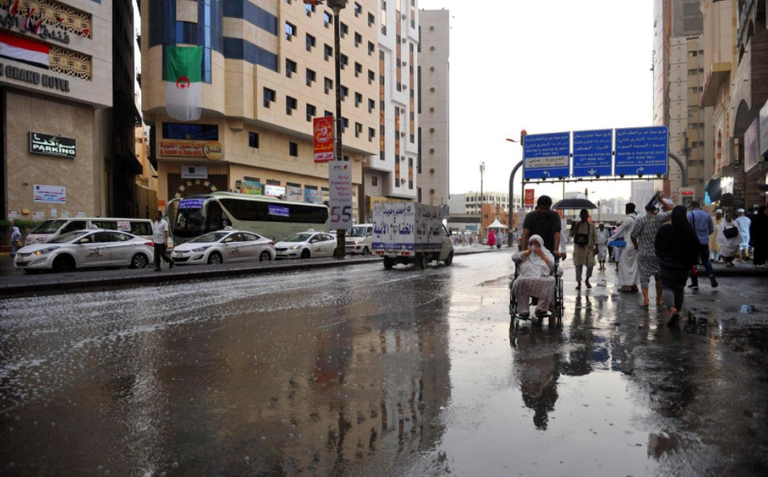 سقوط أمطار على مكة قبل انطلاق موسم الحج
