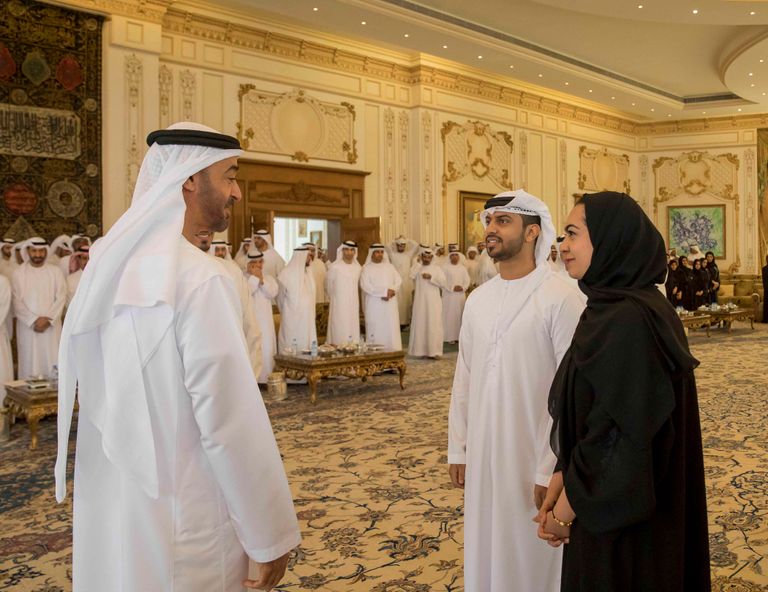 محمد بن زايد يستقبل أحمد المزروعي الحاصل على سيف شرف