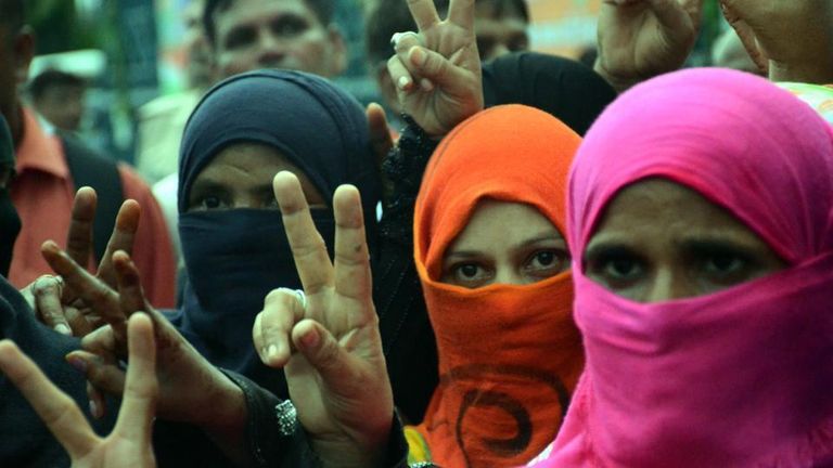 هنديات يهنئن بعضهن بعد منع الطلاق الثلاثي