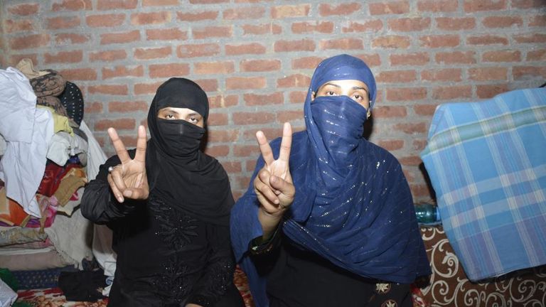 هنديات يهنئن بعضهن بعد منع الطلاق الثلاثي