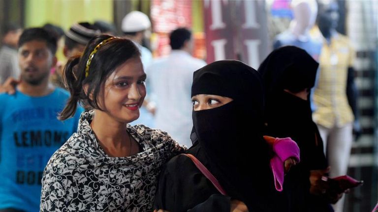 هنديات يهنئن بعضهن بعد منع الطلاق الثلاثي