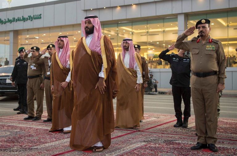 الأمير محمد بن سلمان يعطي إشارة البدء للعرض العسكري