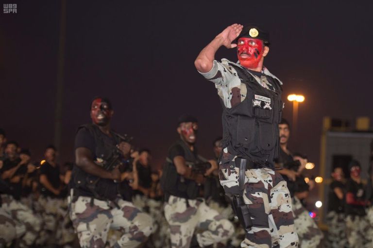 الأمير محمد بن سلمان يعطي إشارة البدء للعرض العسكري