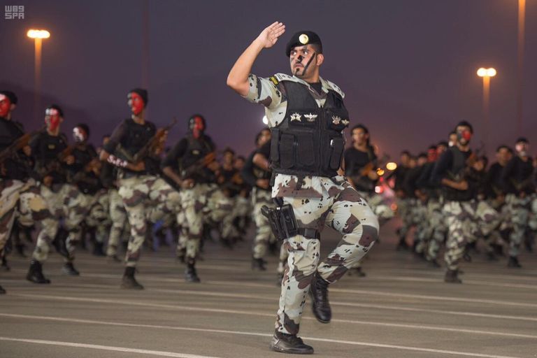 الأمير محمد بن سلمان يعطي إشارة البدء للعرض العسكري