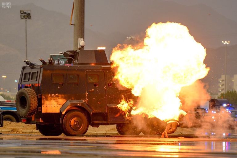 الأمير محمد بن سلمان يعطي إشارة البدء للعرض العسكري