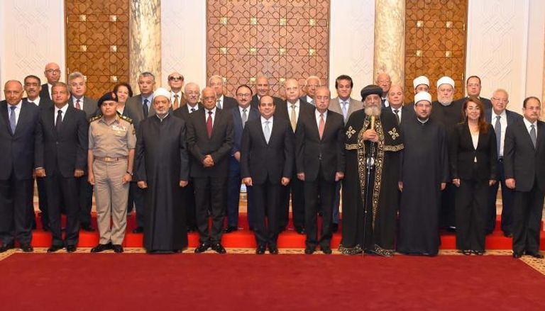 الرئيس المصري عبد الفتاح السيسي وأعضاء المجلس