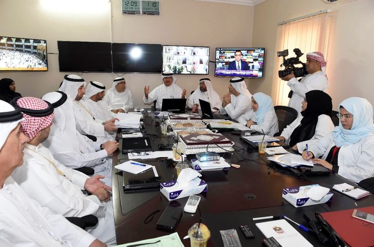 جانب من جلسة بعثة الحج