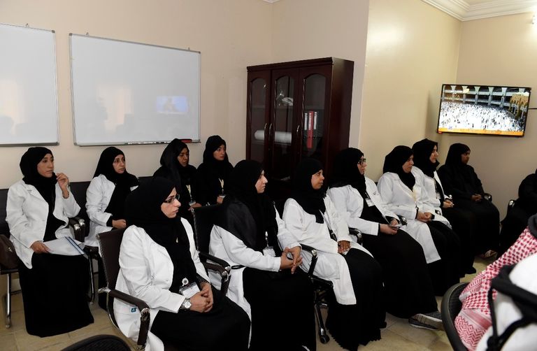 جانب من جلسة بعثة الحج