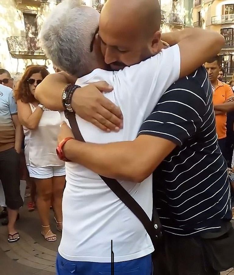 شاب مسلم يرفض الإرهاب في برشلونة على طريقته الخاصة